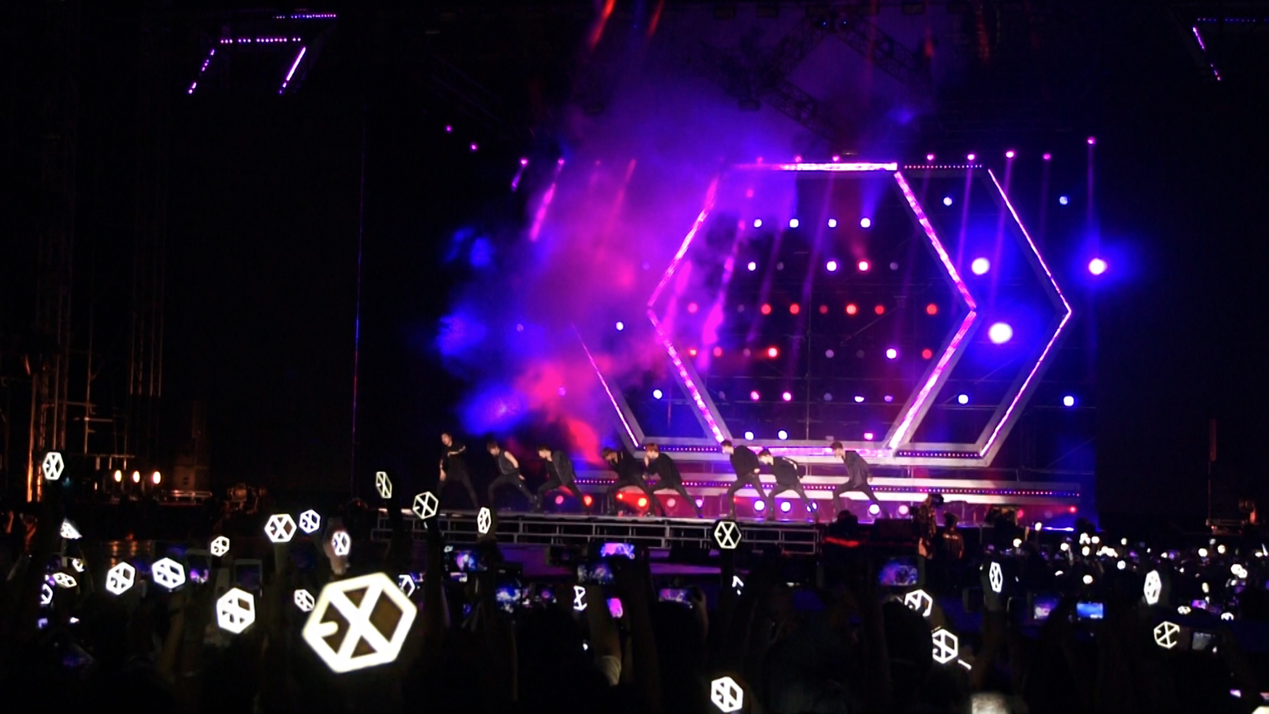 Pop concert. EXO Concert. Группа EXO на сцене. Эксо концерт. Кпоп концерт.